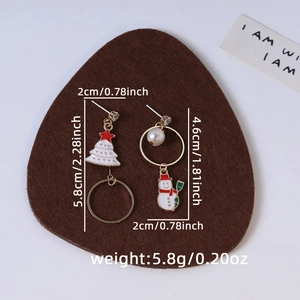 Detailed size measurement of asymmetrical Christmas tree and snowman earrings on felt