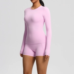 Détail du short de sport mauve à taille haute avec coutures plates pour le soutien