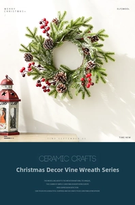 Detailansicht eines Weihnachtskranzes mit verschneiten Nadeln, roten Beeren und Zapfen