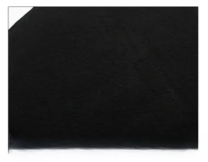 Gros plan de la doublure polaire noire épaisse d'un bonnet d'hiver chaud et thermique