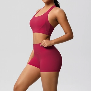 Seitenansicht des beerenroten Yoga-Sets mit Racerback-Sport-BH und Kompressions-Shorts