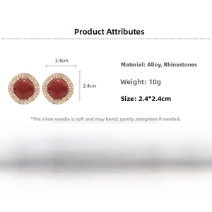 Détail des boucles d'oreilles perles rouges avec halo en cristal et taille de 2,4 cm