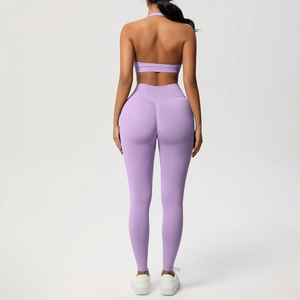 Dettaglio posteriore dei leggings yoga a vita alta viola chiaro con cucitura a V modellante