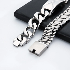 Gros plan de bracelets géométriques en acier pour hommes avec diamants CNC et fermoir mat