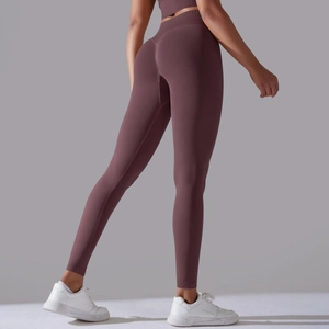 Detailansicht der nahtlosen High-Waist-Yoga-Leggings in Dunkelviolett mit Push-up-Effekt