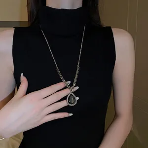 Élégant Collier Long Avec Pendentif Goutte D'eau Gris Foncé Strass Alliage Forme En V Chaîne De Pull Bijoux Femme