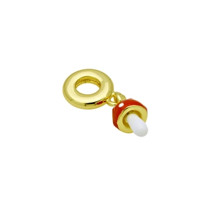 Détail d'un pendentif champignon doré avec émail rouge et points blancs