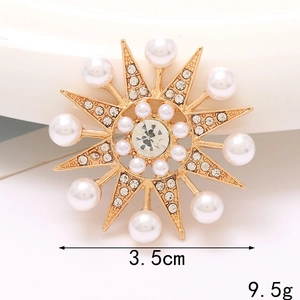 Golden sunflower brooch with pearls and rhinestones measuring 3.5cm and weighing 9.5g