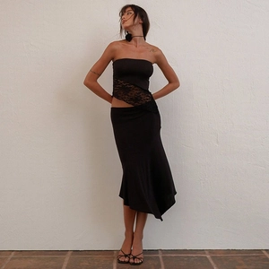 Détail du haut bustier moulant avec ourlet irrégulier et empiècement en dentelle noire