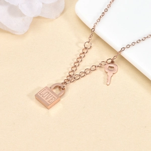 Collier en or rose avec pendentif serrure, gravure LOVE et petit charme de clé