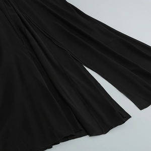Detail des schwarzen Rocksaums mit hochwertigen Nähten und elastischer Strickstruktur