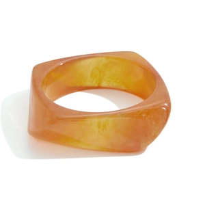 Macro di bracciale in resina ambra con sfaccettature irregolari e trama naturale