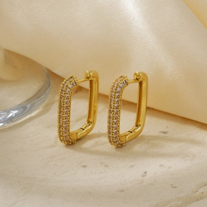 Dettaglio orecchini geometrici in oro 18K con micro-pavé di zirconi bianchi lucidi