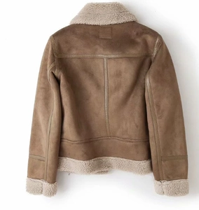 Vue détaillée du dos d'une veste en daim marron avec bordure épaisse en peau de mouton