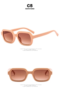 Detailansicht der quadratischen korallenrosa Sonnenbrille mit braunem Verlaufsglas