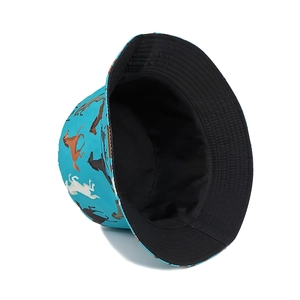 Cappello a secchiello reversibile azzurro con stampa pegaso colorata in vista laterale