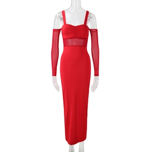 Détail de robe moulante rouge avec empiècement en maille et manches longues amovibles