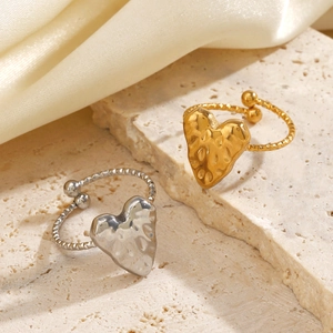 Anelli a cuore martellato in finiture oro 18 carati e argento con fascia a treccia