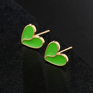 Orecchini a perno a cuore in oro 18K e smalto verde minimalisti su sfondo nero
