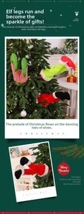 Detail von Plüsch-Weihnachtsmannbeinen als Christbaumschmuck für festliche Dekorationen