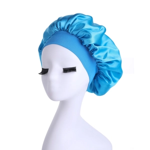 Detailansicht der pfauenblauen Satin-Schlafmütze mit breitem elastischem Stirnband