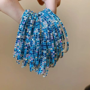 Elastisches mehrlagiges Armband mit blauen und schillernden Strasssteinen in Silberoptik