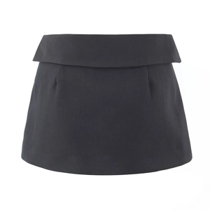 Detail van de grijze minirok met hoge taille, omgeslagen tailleband en geweven textuur