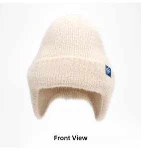 Détail du bonnet d'aviateur en tricot beige avec fourrure douce et logo flocon de neige