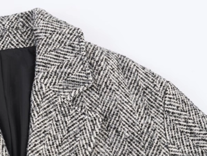 Vue macro du motif à chevrons et des coutures de haute qualité sur un manteau d'hiver