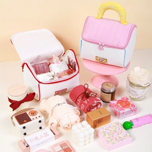 Set regalo beauty case rosa trapuntato con candela profumata e asciugamano a forma di orso