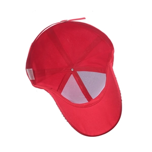 Détails de la doublure en coton, bandeau et boucle métallique réglable sur casquette rouge