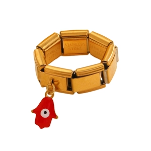 Makroansicht des goldenen Edelstahl-Modulararmbands mit rotem Hamsa-Hand-Anhänger