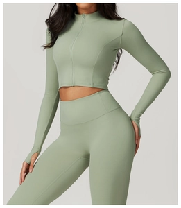 Détail de la veste de fitness gris-vert avec zip, col montant et passe-pouces pratiques