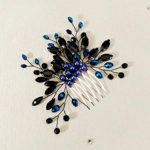 Détail d'un peigne à cheveux de mariée avec perles de cristal bleu et perles blanches