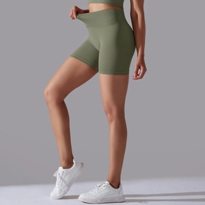 Détail montrant la haute élasticité du short de yoga vert olive sans couture à taille haute