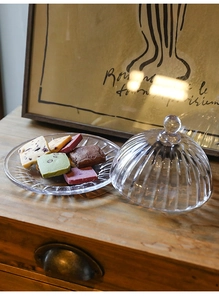 Makroaufnahme der geriffelten Glas-Dessertplatte mit Kuppeldeckel zeigt Textur und Kugelgriff