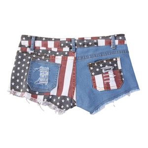 Dettaglio del retro degli hot pants in denim con bandiera americana e bordi sfilacciati
