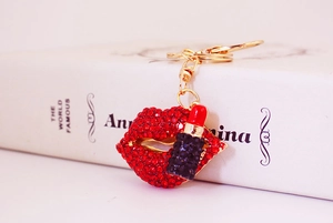 Funkelnder roter Strass-Lippen und schwarzer Lippenstift Schlüsselanhänger mit Karabiner