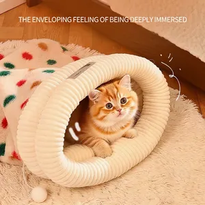 Cama túnel de felpa a rayas para gatos con un diseño cálido y semicerrado