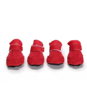 Detail of red mesh dog shoes with breathable fabric and anti-slip soles, set of 4 pieces