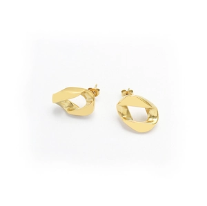 Détail de boucles d'oreilles géométriques torsadées avec finition plaquée or 18K