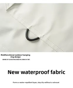 Vue macro détaillée d'une veste softshell déperlante avec un crochet en D robuste intégré