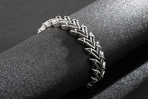 Detailopname van zilveren punkarmband met pijlschakels en vintage geoxideerde afwerking