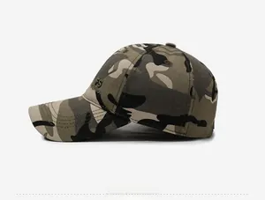 Détail de la broderie 3D FS FASHION sur une casquette de baseball camouflage