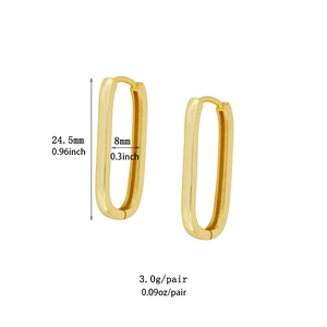 Detailansicht der goldenen rechteckigen Creolen mit Maßen 24,5mm Höhe und 8mm Breite