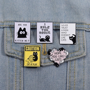 Set di 5 spille smaltate a forma di gatto scheletro su tasca di giacca di jeans