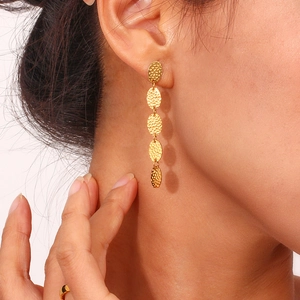 Boucles d'oreilles pendantes ovales dorées avec texture martelée au design géométrique