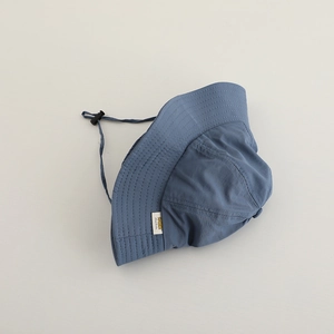 Détail d'un chapeau de soleil bleu marine avec bord renforcé et cordon réglable