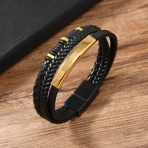 Bracciale multistrato in pelle intrecciata nera da uomo con piastra dorata e chiusura magnetica