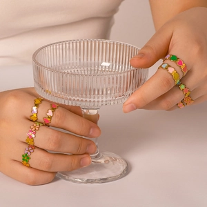 Verstellbare Boho-Ringe aus Edelstahl mit bunten Emaille-Blumen und Herzmotiven
